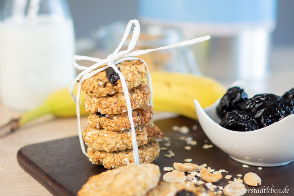 Hafercookies - mit Erdnüssen und Trockenfrüchten Hafercookies Rezept Haferkekse gesunder Snack