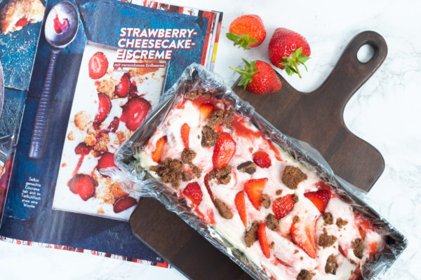 Strawberry Cheesecake Icecream mit Cookies Titelbild Eis ohne Eismaschine Erdbeeren Cookies Eiscreme