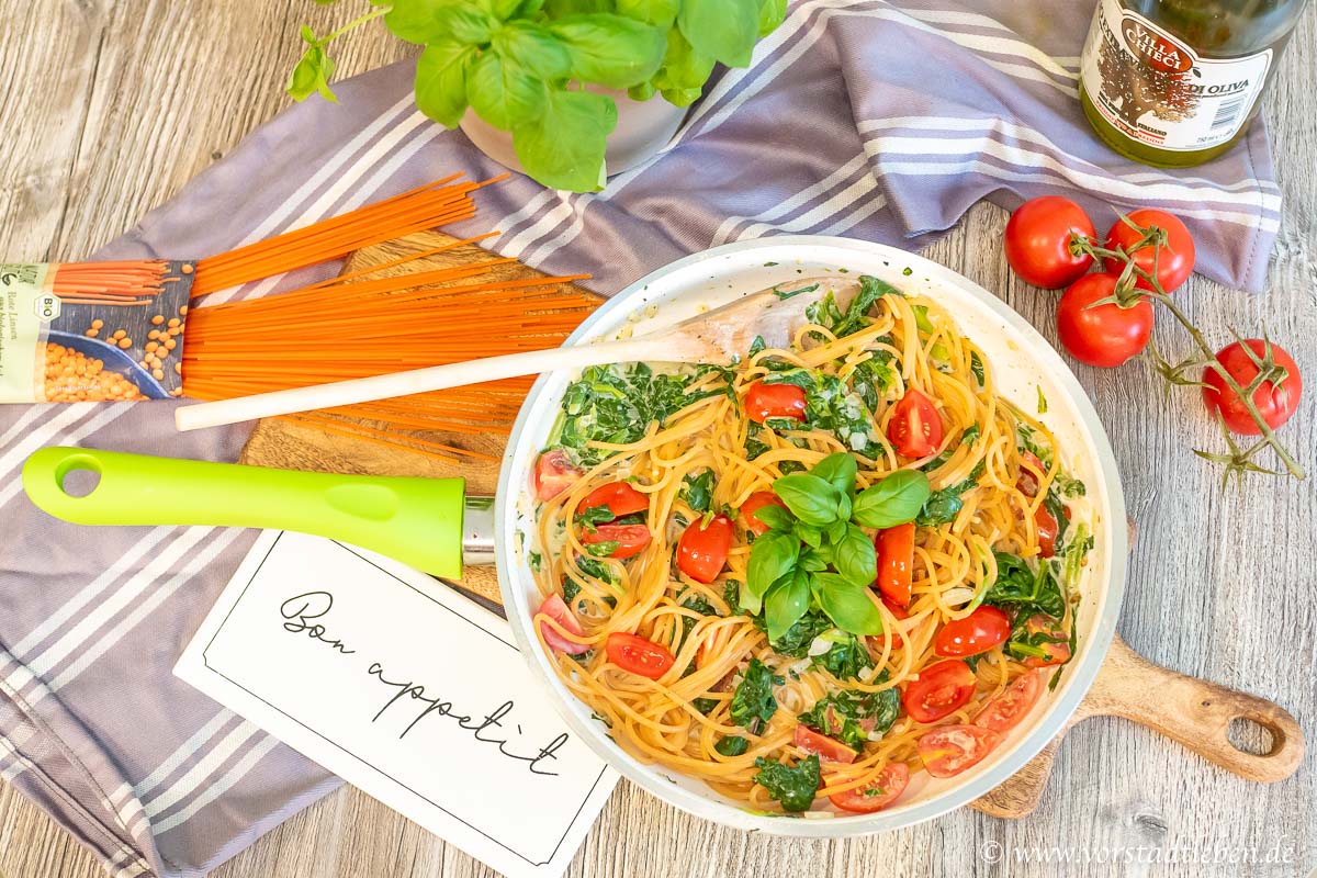 Samstags Muss Es Schnell Gehen Rote Linsenspaghetti Mit Schneller Pastasosse Aus Frischkase Blattspinat Und Kirschtomaten 