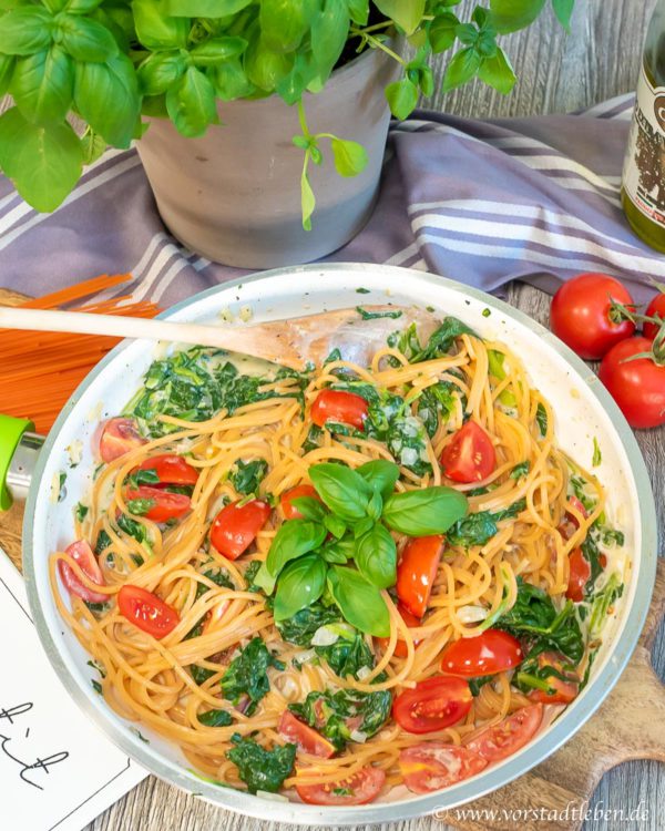Cremige Pastasoße mit Frischkäse, Blattspinat und Kirschtomaten