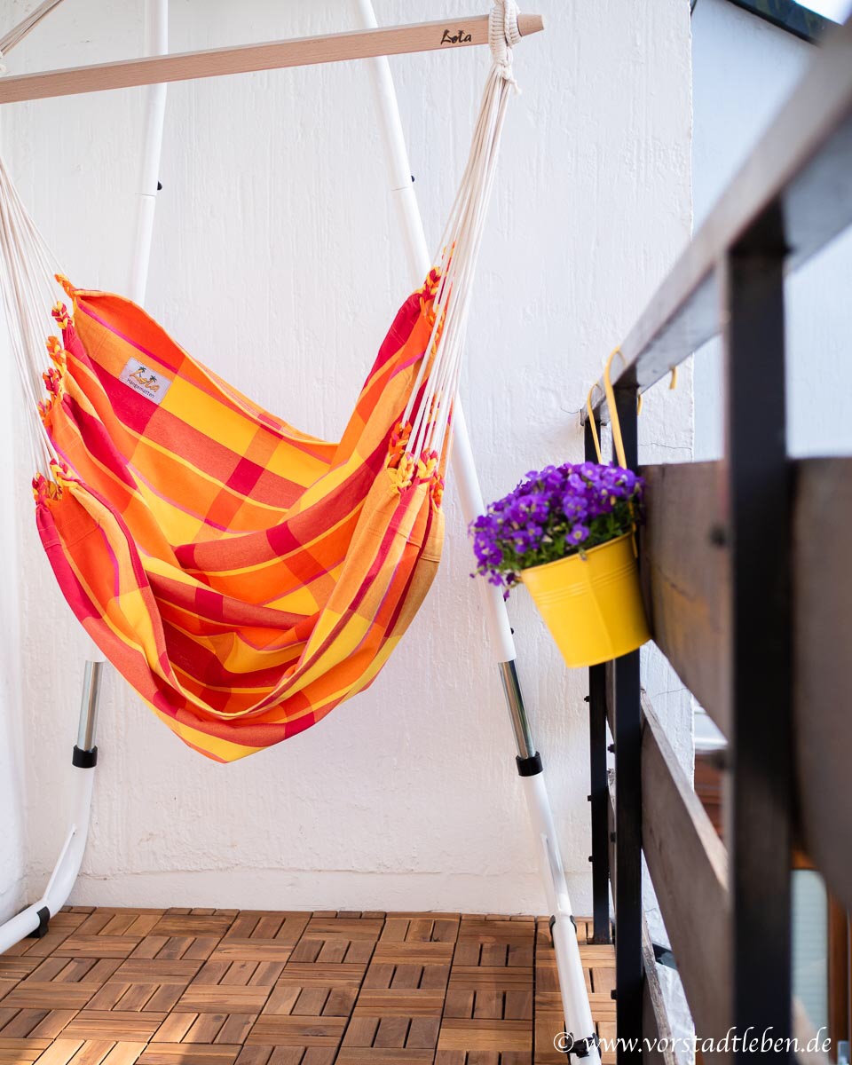 Balkon fruehlingsfit haengesessel