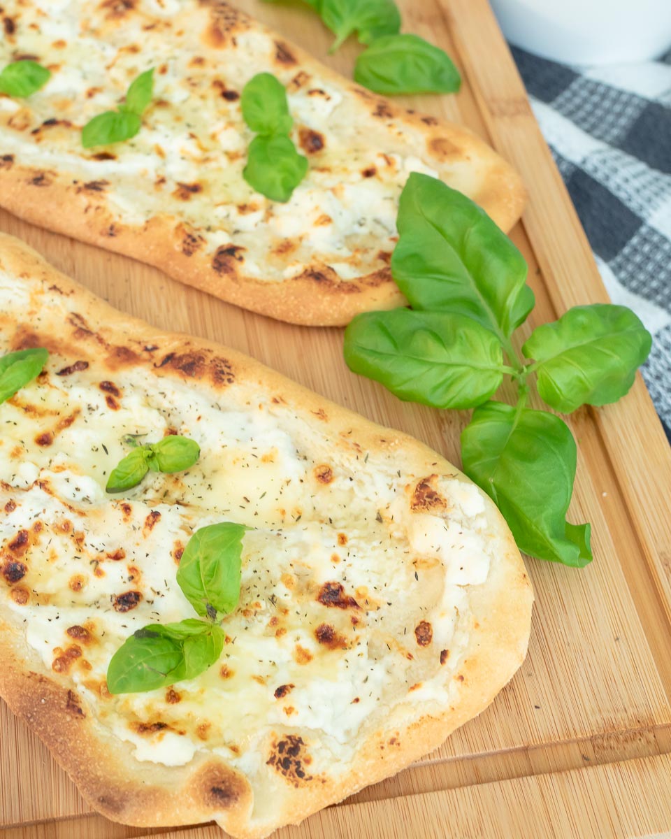 pizza bianca ricotta mozzarella parmesan thymian honig