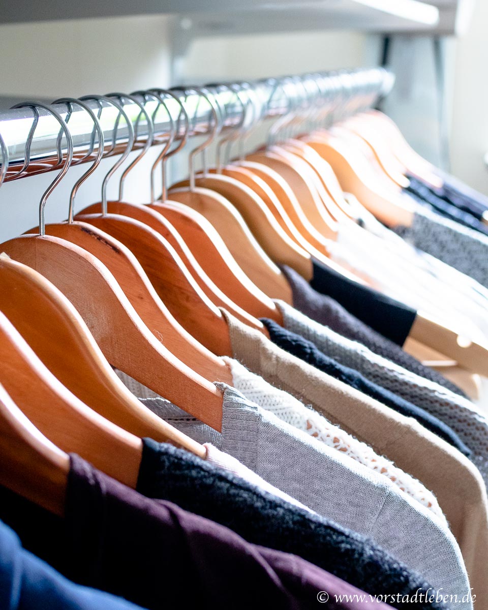 Kleiderstange Ankleidezimmer begehbarer Kleiderschrank
