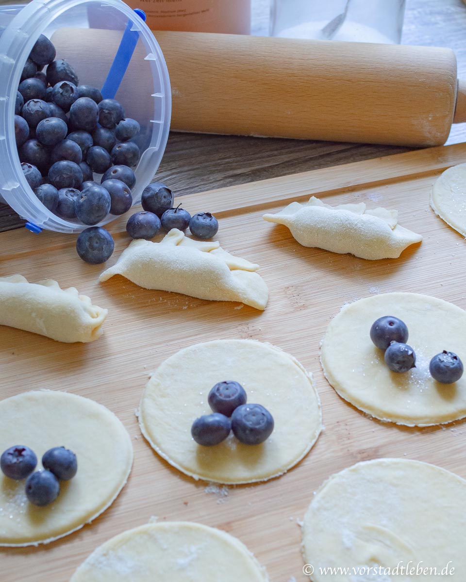 Pierogi mit Blaubeeren ausstechen