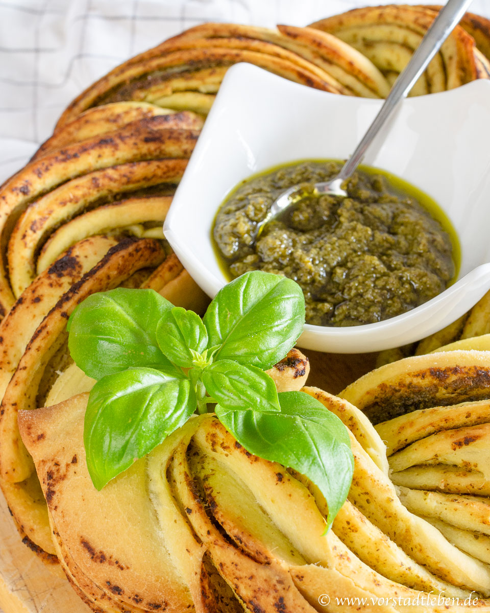 Brotkranz mit basilikumpesto