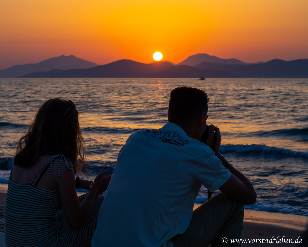 Teenager Maedchen mit Vater am Meer