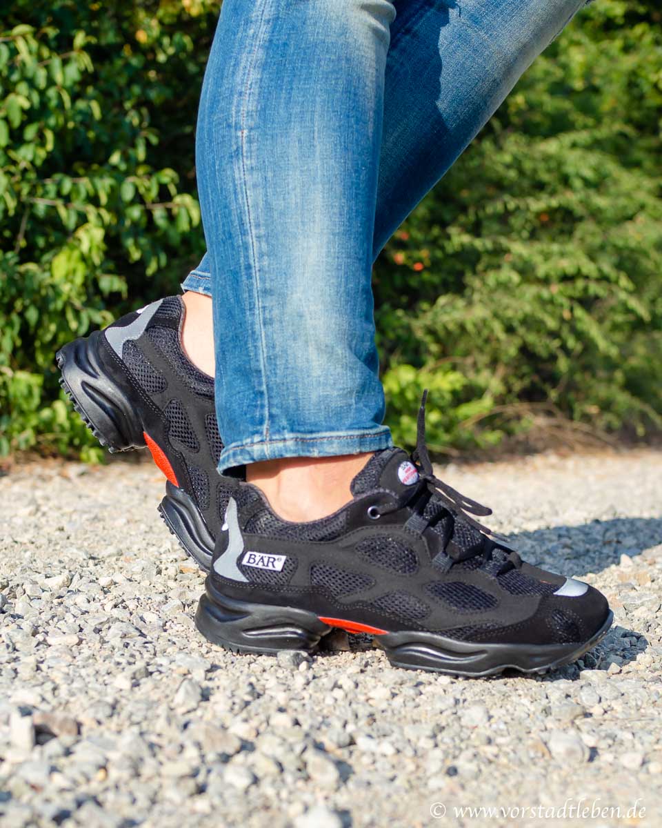 baer schuhe unterwegs in der natur