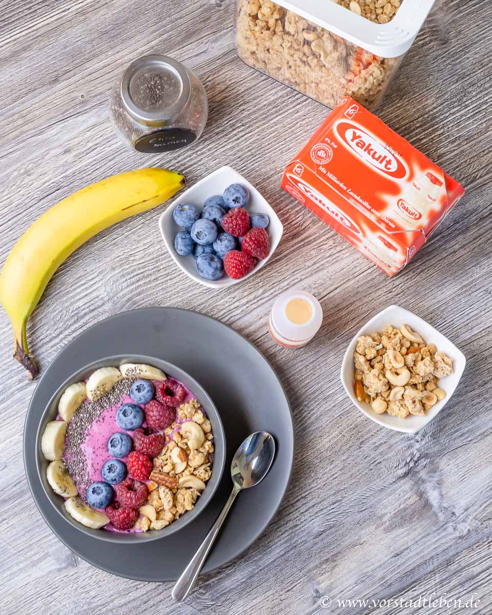 Fruehstueck Wochenende guter Start in den Tag Smoothie Bowl und